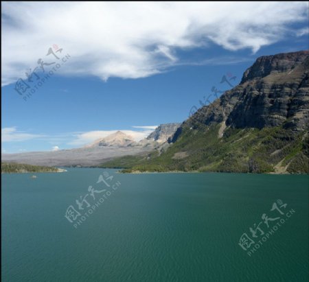 湖边山图片