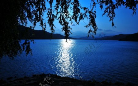 红河湖夜景图片