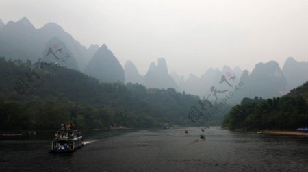 雾锁漓江图片