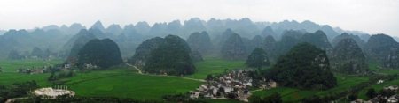 贵州兴义峰林下的山村全景图图片