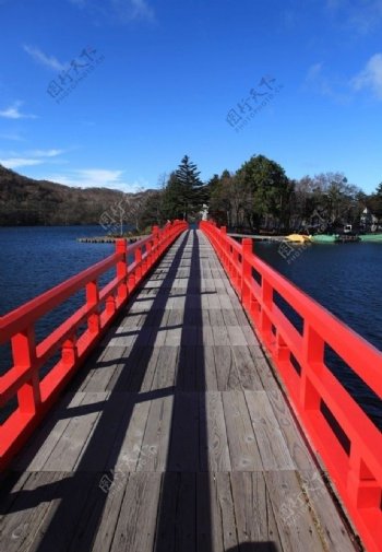 风景秀丽的海岛木桥图片