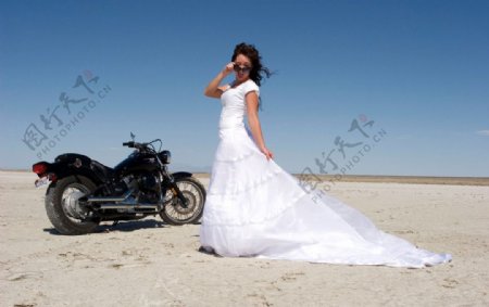 婚纱照海边风光海岸线摩托车图片
