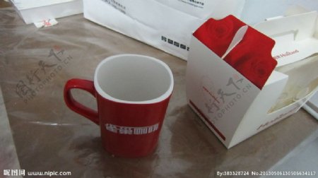 红色雀巢咖啡杯子图片