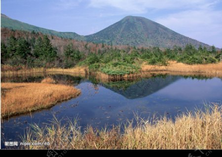 草地湖泊高山图片