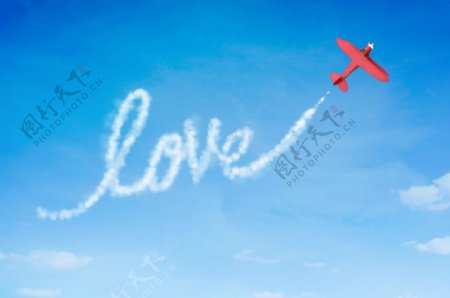 情人节天空飞机喷出love字母图片