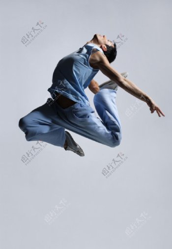 男人跳跃跳动运动休闲高兴开心男人图片