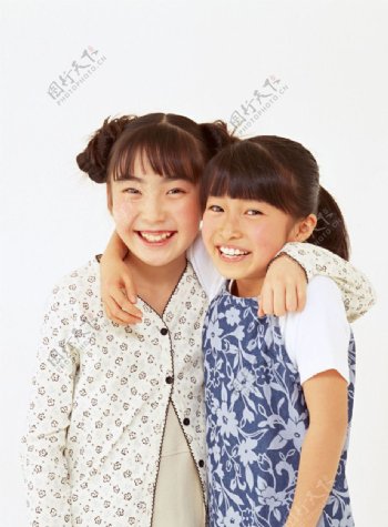 两个搂着灿烂微笑的小女孩小姐妹图片