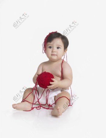 玩毛线球的宝宝婴儿图片