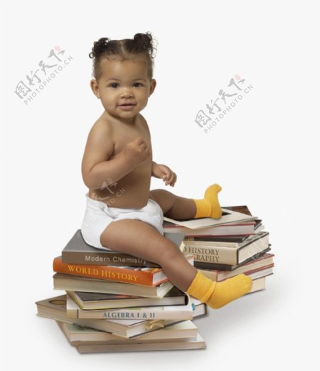 坐在一堆书上的小女婴图片