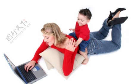 坐在玩笔记本电脑妈妈背上的婴儿宝宝图片