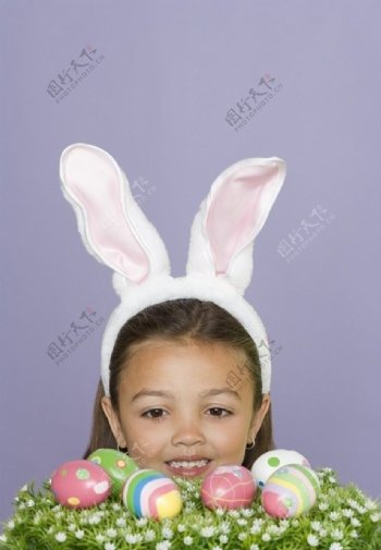 打扮成兔子的可爱小女孩图片