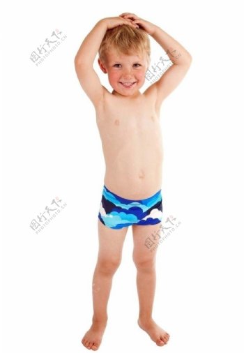 穿泳裤的小男孩图片