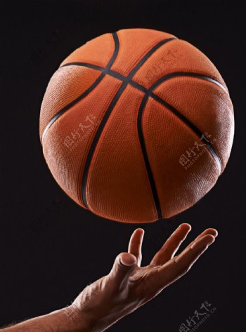 打篮球