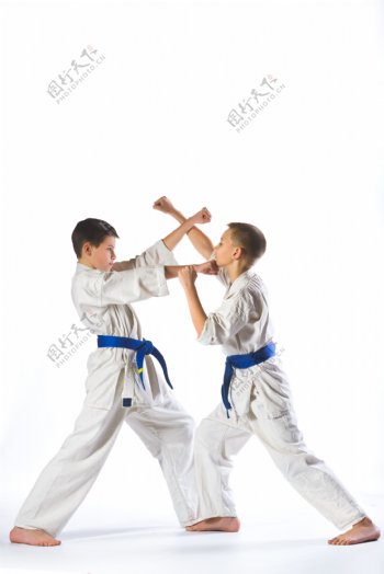 练习跆拳道的儿童