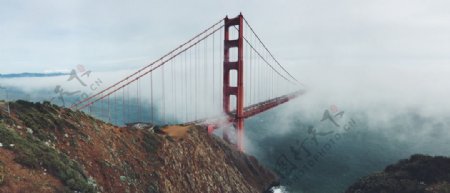 浓雾中的旧金山大桥