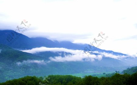 云雾环绕的远山