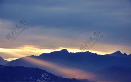 三峡大坝夕阳