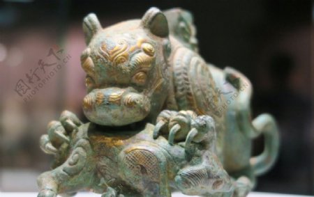 甘肃博物馆青铜鎏金虎噬羊形器座