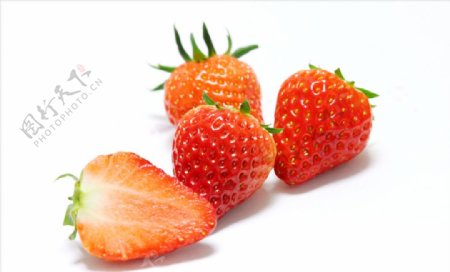横切一半的草莓