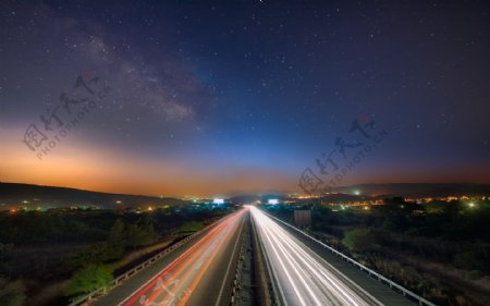 夜晚星空下的交通道路