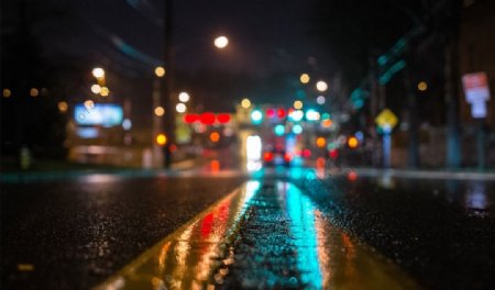 雨天的夜色道路