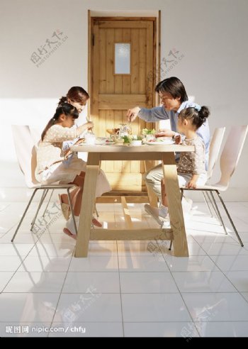 温馨家庭共进早餐