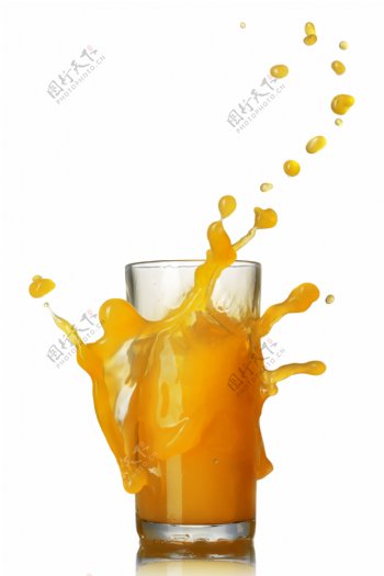 围绕玻璃杯的橙汁设计图片