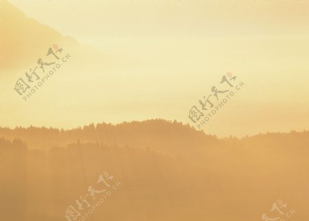 烟雾高山景观图片