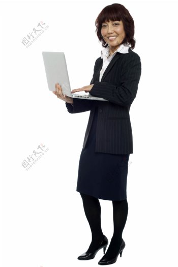 打电脑的商务女人图片