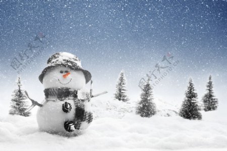 雪地上的雪人与雪花图片