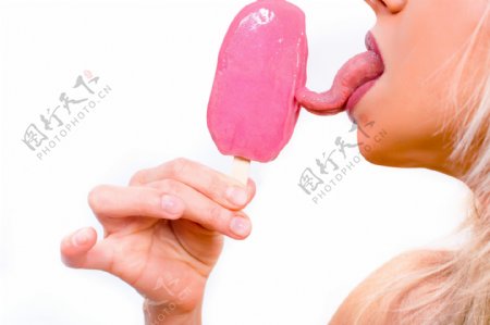 用舌头添冰棒的女人图片