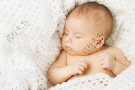 针织床单上的婴儿图片