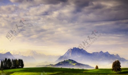瑞士风景图草原上的天空