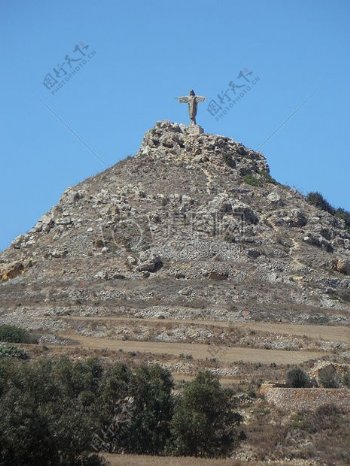 山顶上的石头雕像