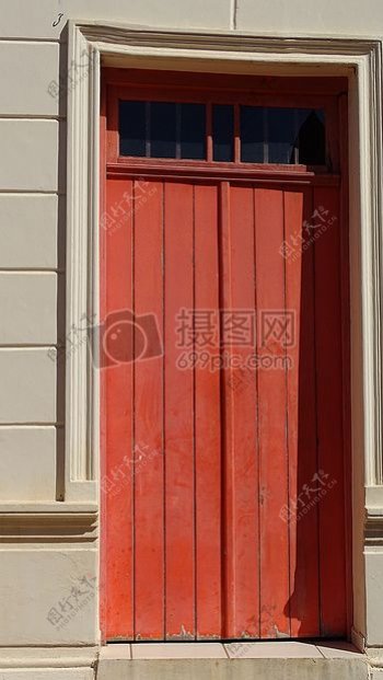 白色墙壁上的红色门