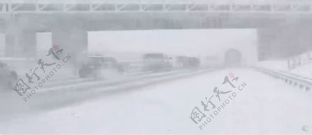 4K雪白暴风雪汽车高速公路行驶铲雪车能见度超低高清视频实拍