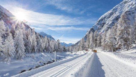 幽长的雪路和雪山图片