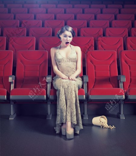 坐在电影院的美女图片