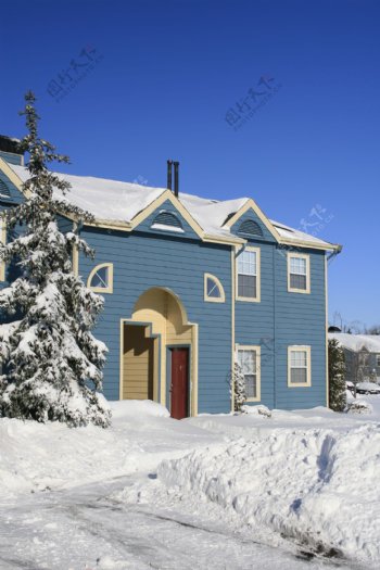 冬天房子与积雪