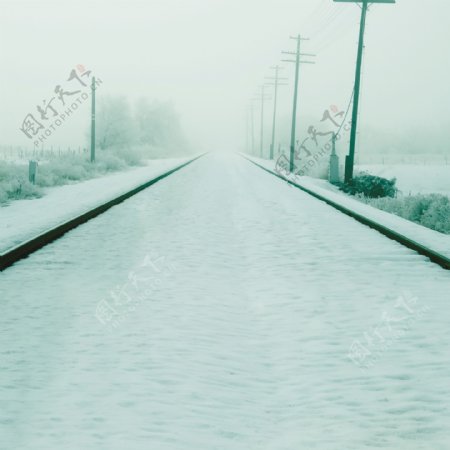 被大雪覆盖的铁轨影楼摄影背景图片