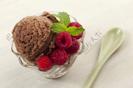 碗里的冰激凌和树莓图片