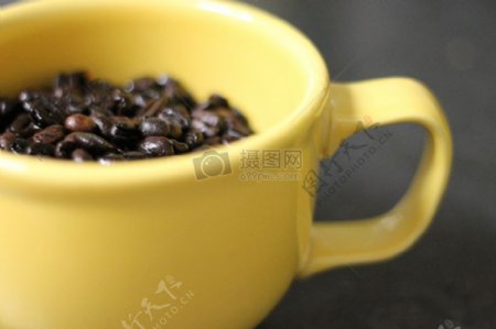 瓷杯里的咖啡豆