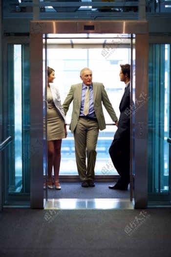 电梯里的商务人士图片