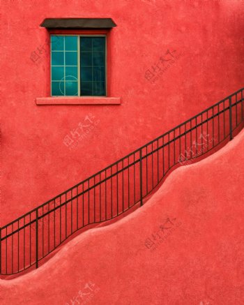 红色楼梯和护栏图片