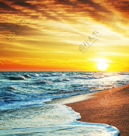 阳光照耀下的海浪图片