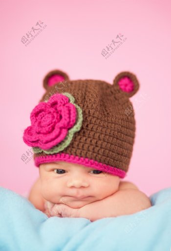 戴帽子的新生婴儿图片