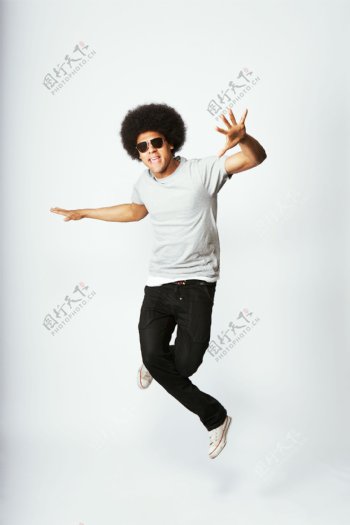跳街舞的黑人图片