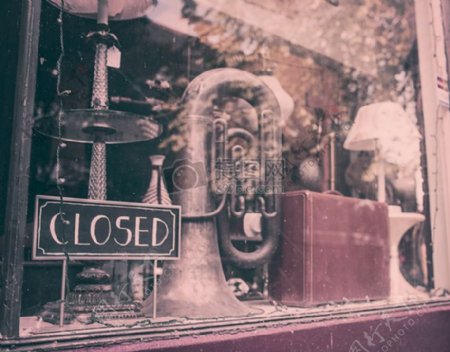 复古音乐关闭店音乐乐器存储爵士商店窗口大号风仪器