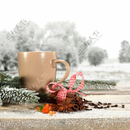 香料松枝和咖啡杯图片