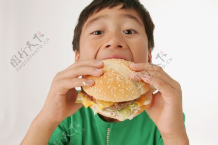 大口吃汉堡的儿童图片
